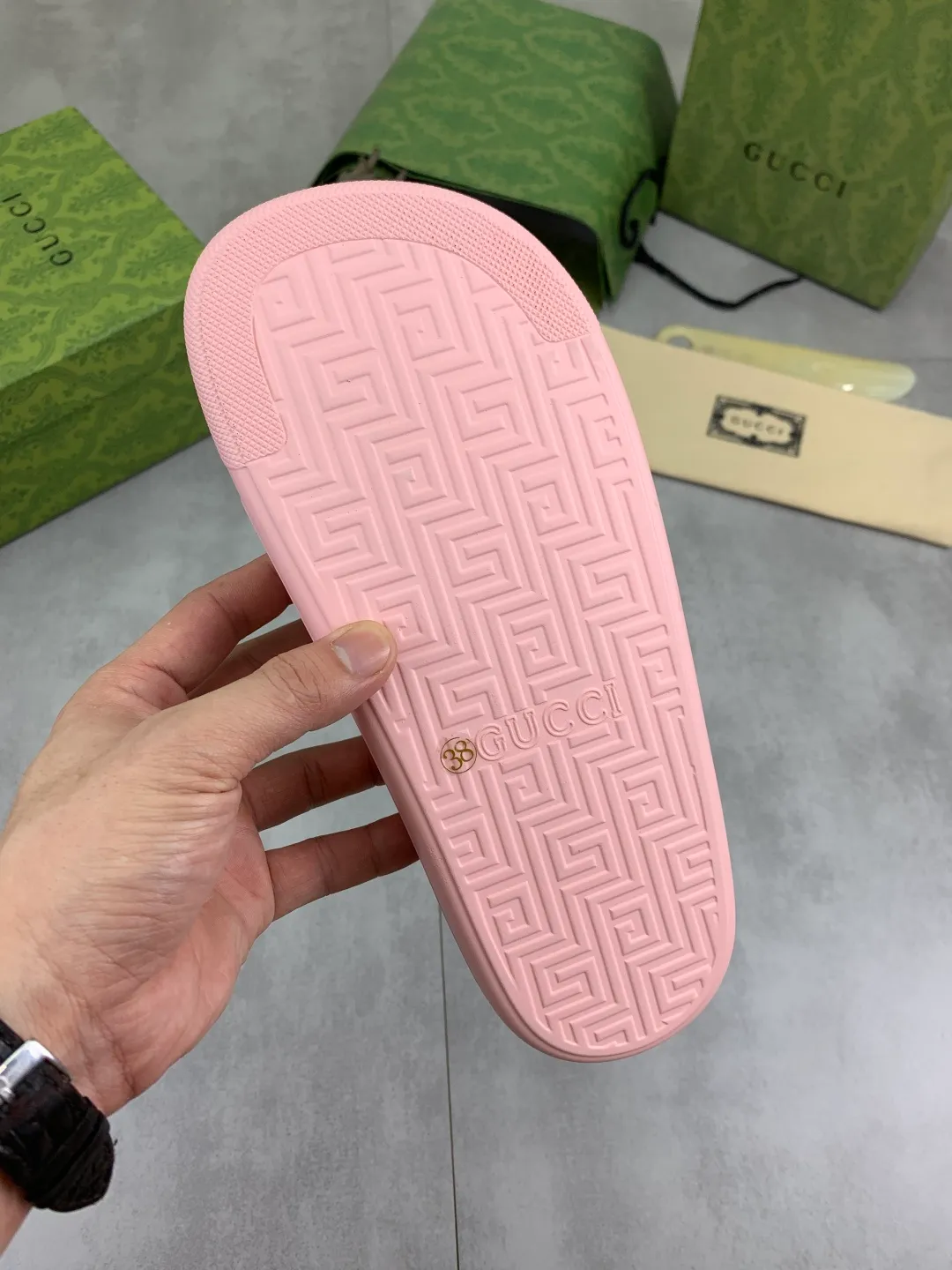 Men's Men's Shoes 💰P300💰[New Style] High Version 🎁🎁🎁 GUCCI New Year of the Snake casual slippers, original official website, perfect workmanship, transmitting a kind of noble luxury, sublimating its definition of luxury in Gucci's high-end extraordinary craftsmanship. Original Gucci double G combination outsole, code number: 35-46, complete package